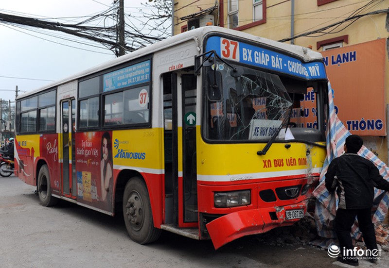 Đầu năm xe buýt mất lái đâm nát dải phân cách - ảnh 5