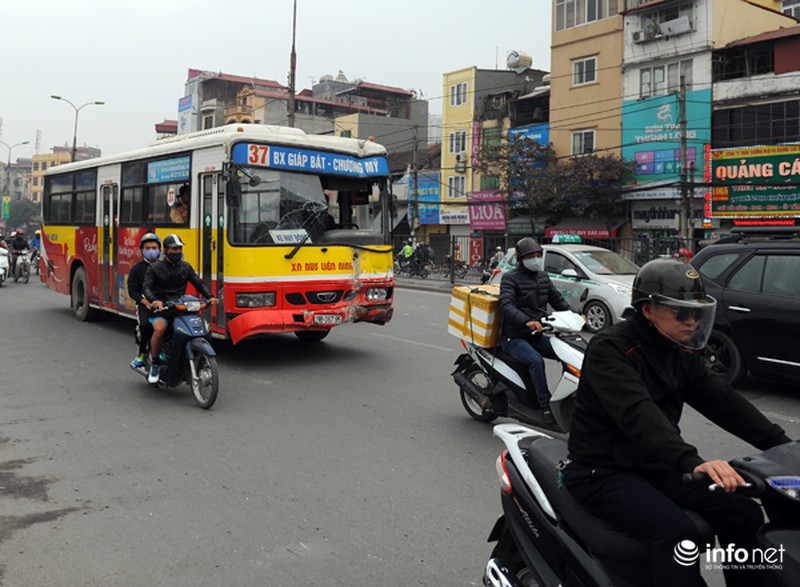 Đầu năm xe buýt mất lái đâm nát dải phân cách - ảnh 6