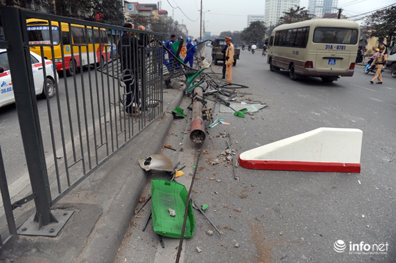 Đầu năm xe buýt mất lái đâm nát dải phân cách - ảnh 7