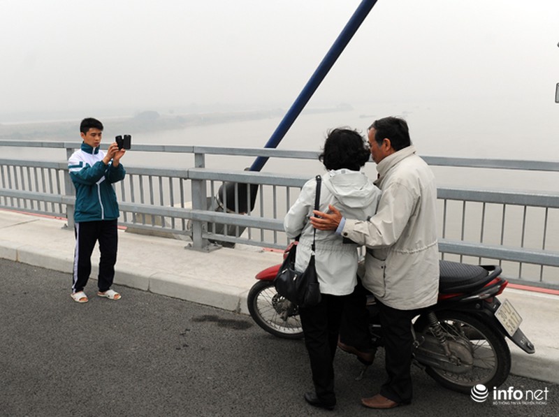 CSGT nhắc nhở người dân dừng xe chụp ảnh trên cầu Nhật Tân - ảnh 2
