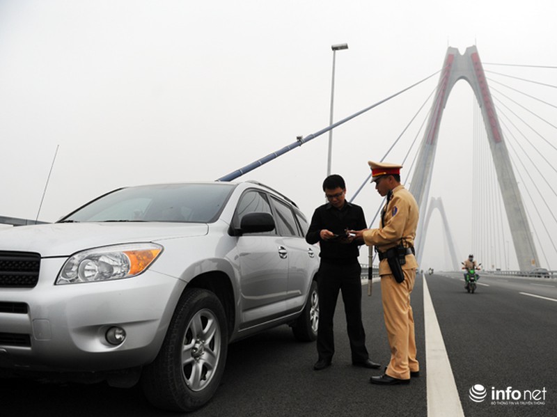 CSGT nhắc nhở người dân dừng xe chụp ảnh trên cầu Nhật Tân - ảnh 4