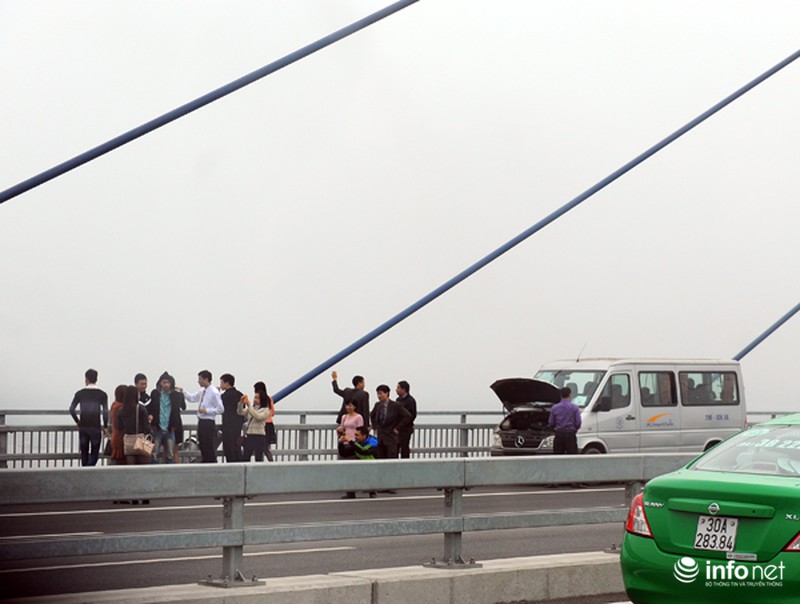 CSGT nhắc nhở người dân dừng xe chụp ảnh trên cầu Nhật Tân - ảnh 7
