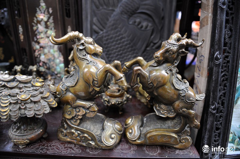 Những gian hàng Tết tiền tỷ giữa phố cổ Hà Nội - ảnh 5