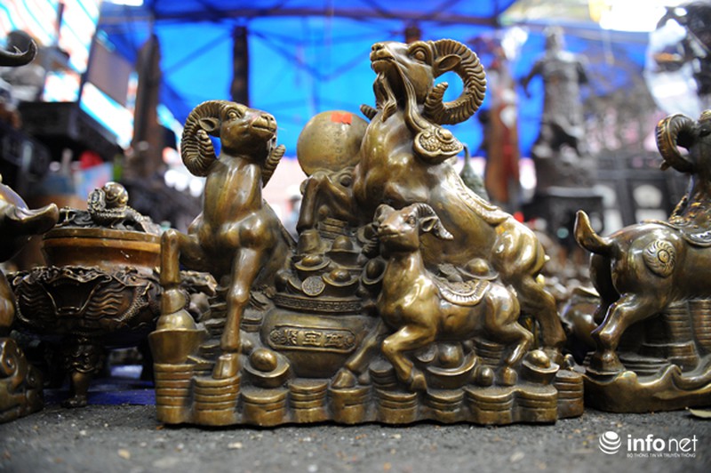 Những gian hàng Tết tiền tỷ giữa phố cổ Hà Nội - ảnh 6