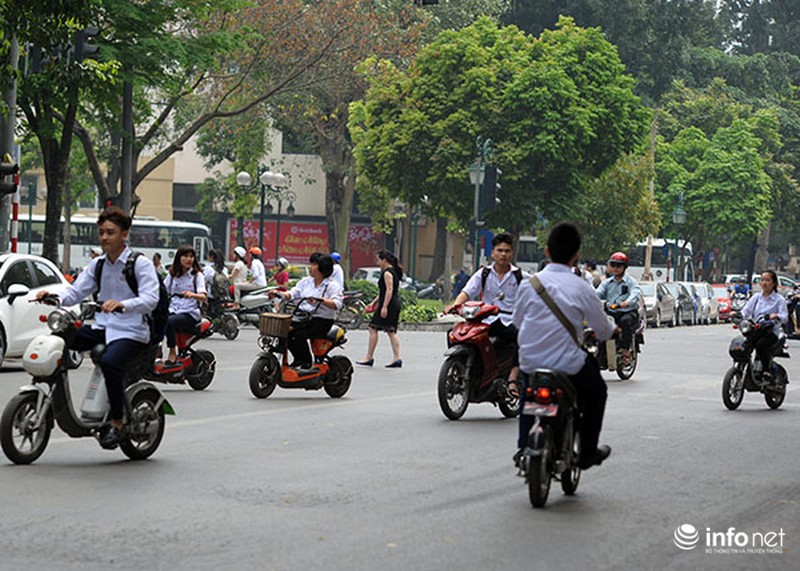 Học sinh Hà Nội hồn nhiên đầu trần đi xe máy, xe đạp điện - ảnh 10