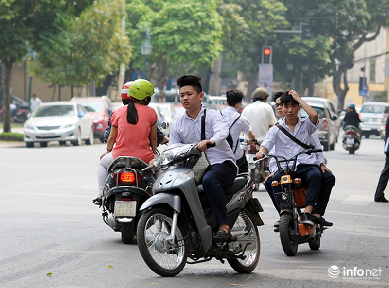 Học sinh Hà Nội hồn nhiên đầu trần đi xe máy, xe đạp điện - ảnh 11