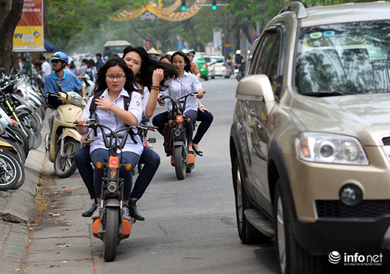 Học sinh Hà Nội hồn nhiên đầu trần đi xe máy, xe đạp điện - ảnh 8