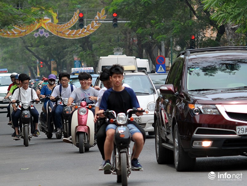 Học sinh Hà Nội hồn nhiên đầu trần đi xe máy, xe đạp điện - ảnh 9