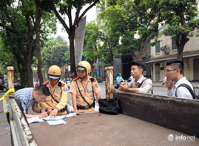 CSGT ngày đầu ra quân kiểm tra, nhắc nhở việc đội mũ bảo hiểm cho trẻ em - ảnh 2