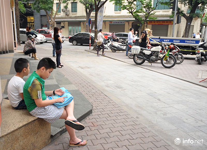 CSGT ngày đầu ra quân kiểm tra, nhắc nhở việc đội mũ bảo hiểm cho trẻ em - ảnh 3
