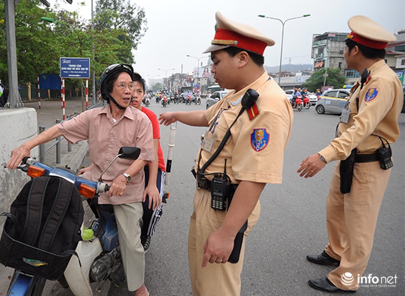 CSGT ngày đầu ra quân kiểm tra, nhắc nhở việc đội mũ bảo hiểm cho trẻ em - ảnh 7