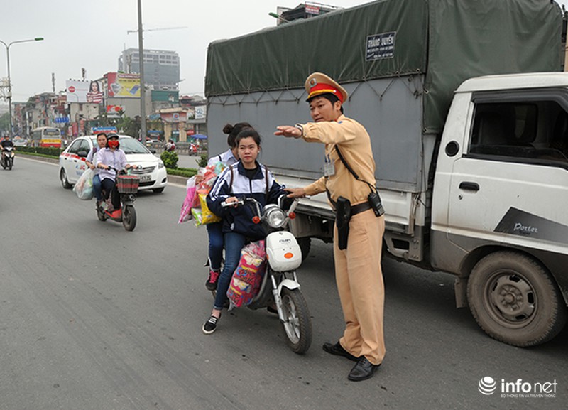 CSGT ngày đầu ra quân kiểm tra, nhắc nhở việc đội mũ bảo hiểm cho trẻ em - ảnh 8