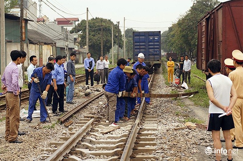 Tàu hỏa trật đường ray giữa Hà Nội - ảnh 5