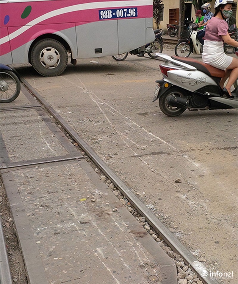Tàu hỏa trật đường ray giữa Hà Nội - ảnh 6