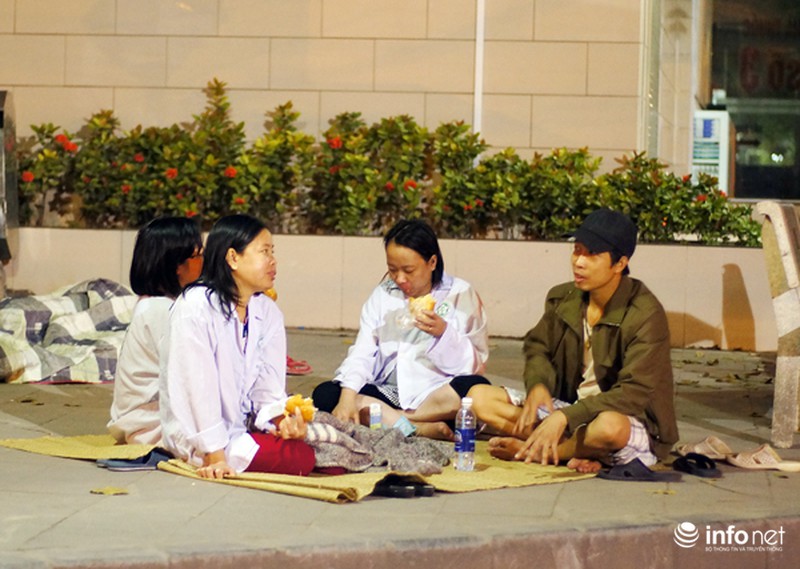 Cháy Bệnh viện Bạch Mai, bệnh nhân nháo nhác bê đồ chạy - ảnh 12