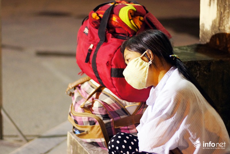 Cháy Bệnh viện Bạch Mai, bệnh nhân nháo nhác bê đồ chạy - ảnh 8