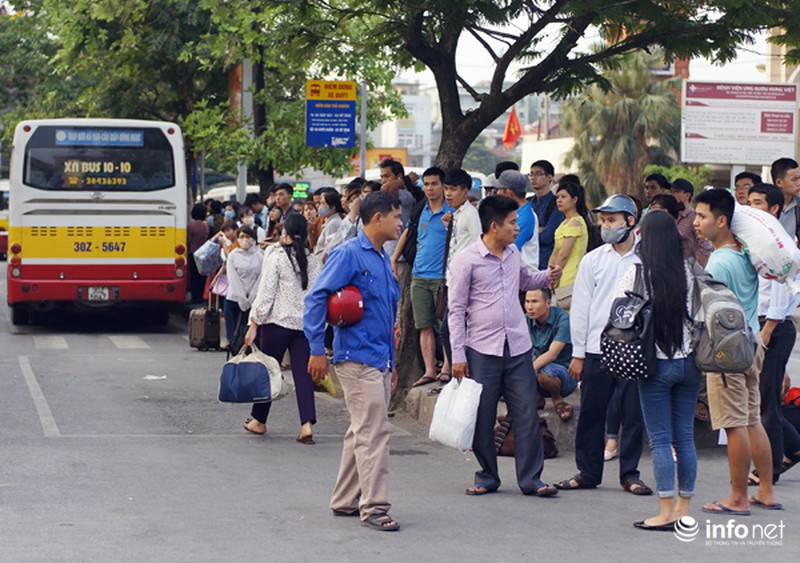 Công an phân làn cho khách lên xuống... xe buýt - ảnh 1
