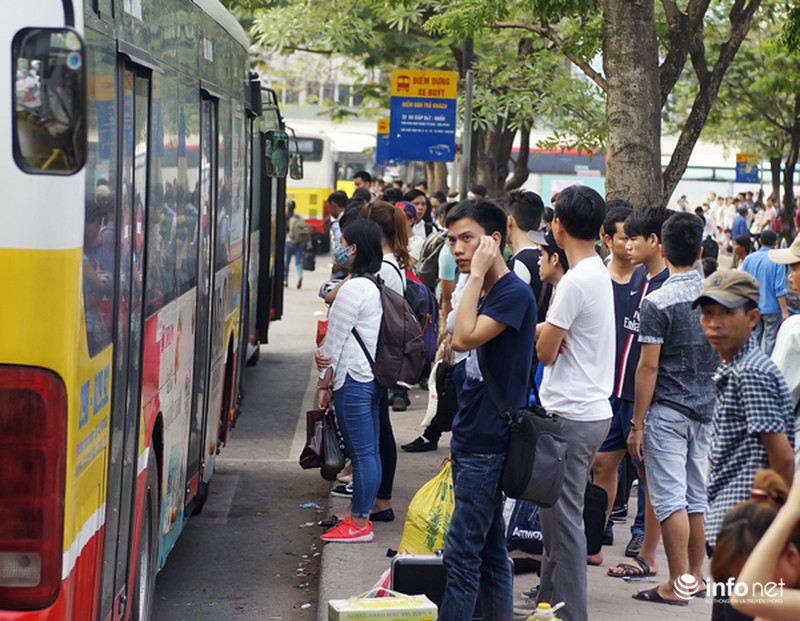 Công an phân làn cho khách lên xuống... xe buýt - ảnh 10