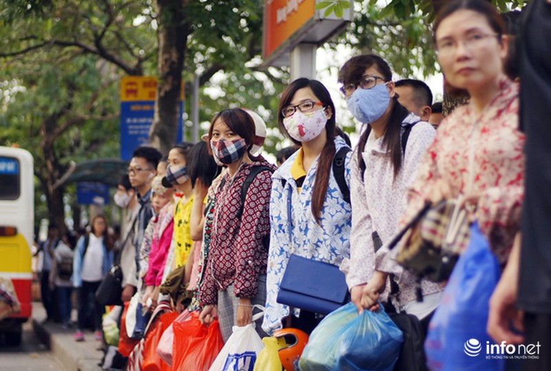 Công an phân làn cho khách lên xuống... xe buýt - ảnh 11