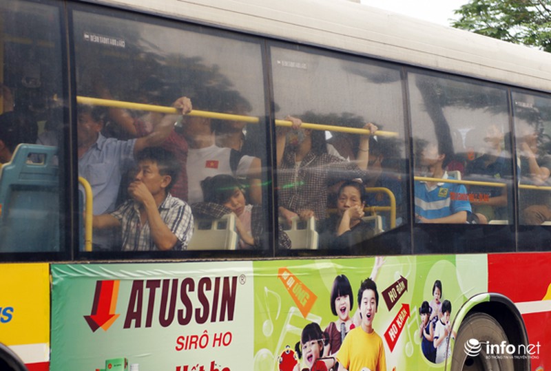 Công an phân làn cho khách lên xuống... xe buýt - ảnh 12