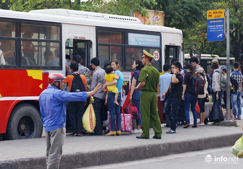 Công an phân làn cho khách lên xuống... xe buýt - ảnh 2