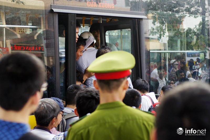 Công an phân làn cho khách lên xuống... xe buýt - ảnh 3