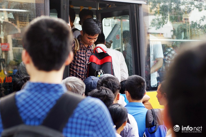 Công an phân làn cho khách lên xuống... xe buýt - ảnh 4