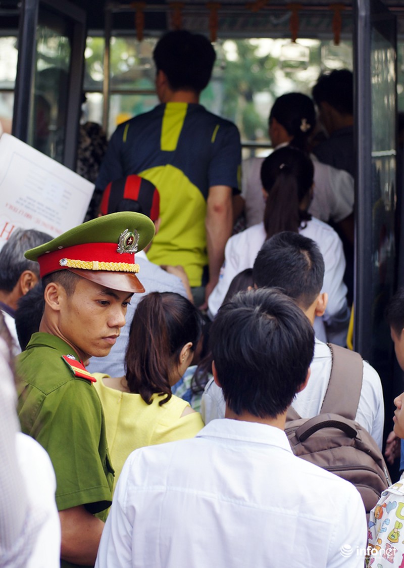 Công an phân làn cho khách lên xuống... xe buýt - ảnh 5