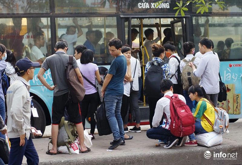 Công an phân làn cho khách lên xuống... xe buýt - ảnh 6