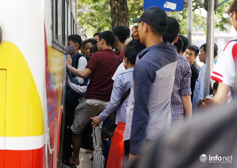 Công an phân làn cho khách lên xuống... xe buýt - ảnh 7