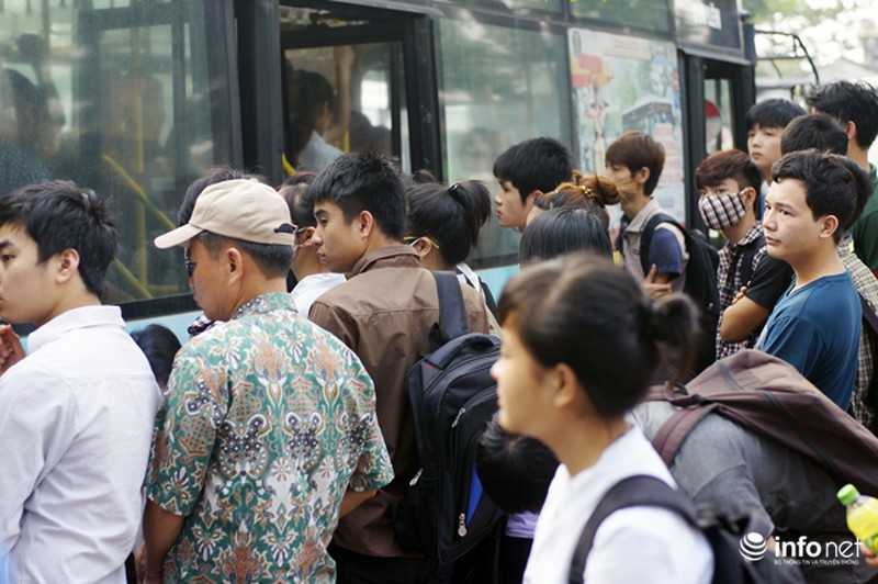 Công an phân làn cho khách lên xuống... xe buýt - ảnh 8