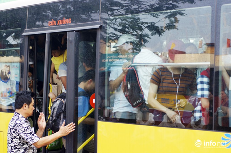Công an phân làn cho khách lên xuống... xe buýt - ảnh 9