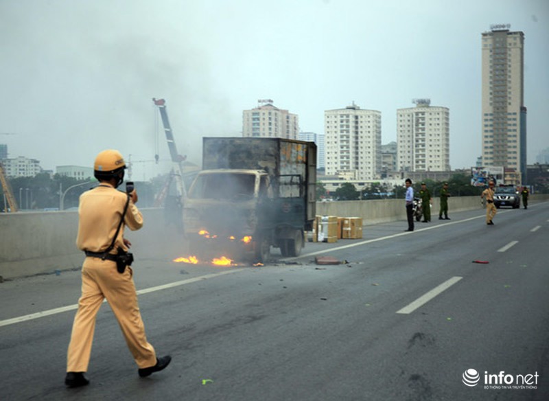 Xe tải đang chạy đột nhiên bốc cháy trên đường trên cao - ảnh 1