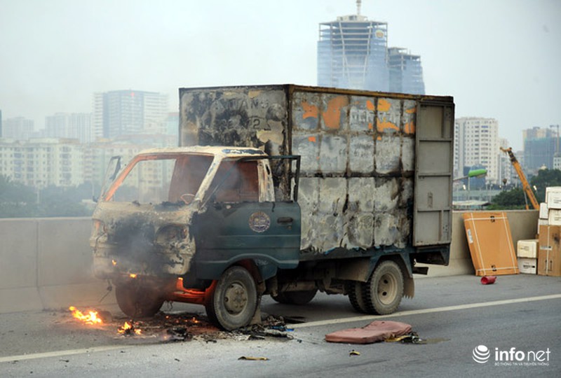Xe tải đang chạy đột nhiên bốc cháy trên đường trên cao - ảnh 2