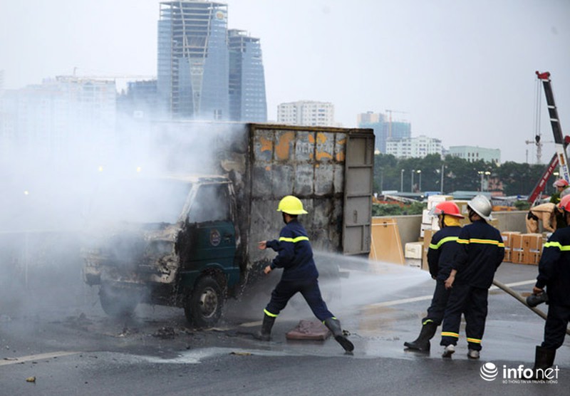 Xe tải đang chạy đột nhiên bốc cháy trên đường trên cao - ảnh 3
