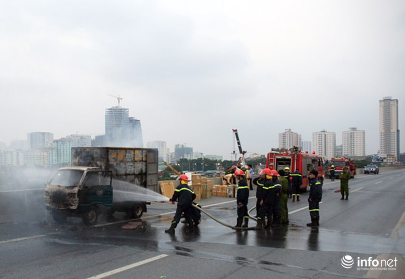 Xe tải đang chạy đột nhiên bốc cháy trên đường trên cao - ảnh 4
