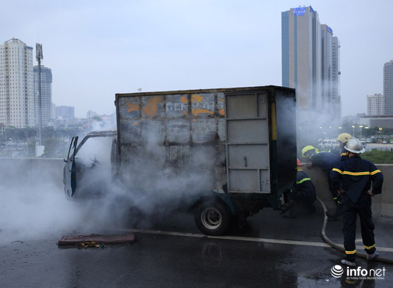 Xe tải đang chạy đột nhiên bốc cháy trên đường trên cao - ảnh 5