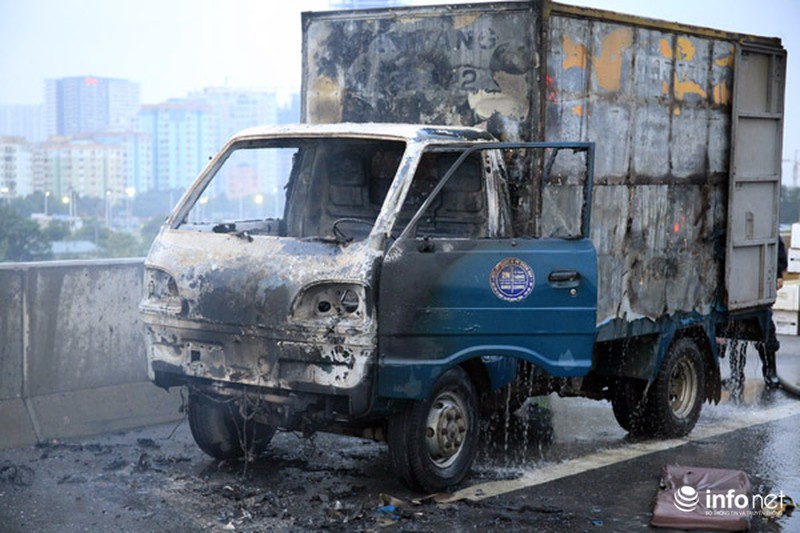 Xe tải đang chạy đột nhiên bốc cháy trên đường trên cao - ảnh 6