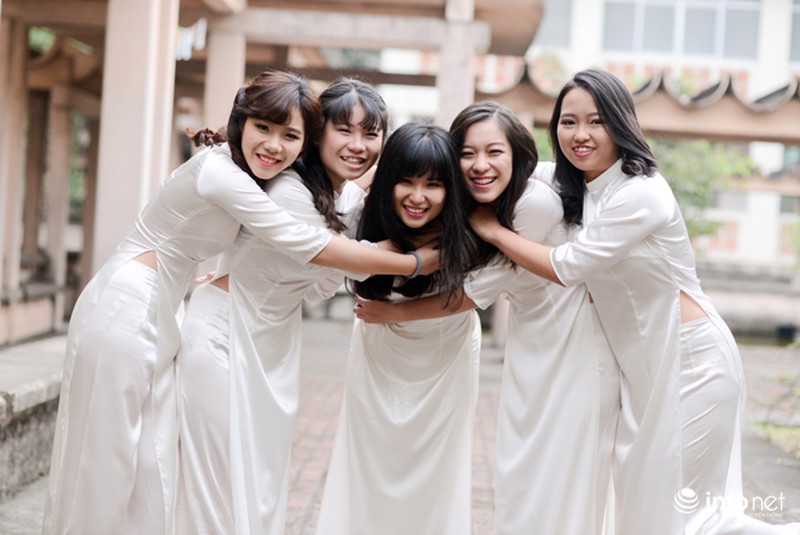 Học sinh cuối cấp tinh nghịch chụp ảnh kỷ yếu - ảnh 2