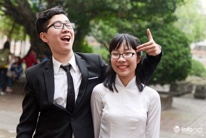 Học sinh cuối cấp tinh nghịch chụp ảnh kỷ yếu - ảnh 3