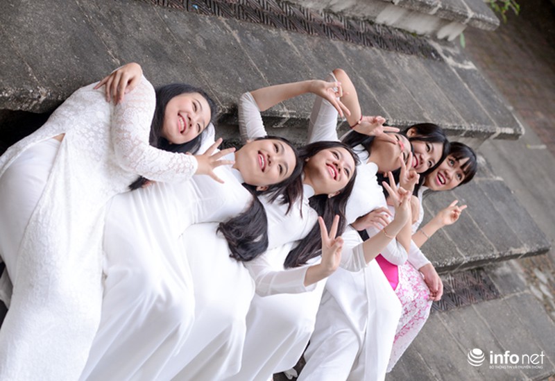 Học sinh cuối cấp tinh nghịch chụp ảnh kỷ yếu - ảnh 4