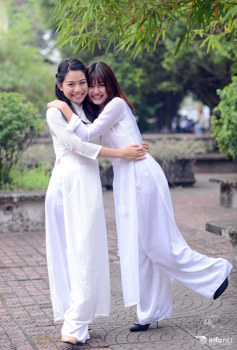 Học sinh cuối cấp tinh nghịch chụp ảnh kỷ yếu - ảnh 5