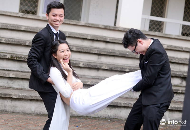 Học sinh cuối cấp tinh nghịch chụp ảnh kỷ yếu - ảnh 7