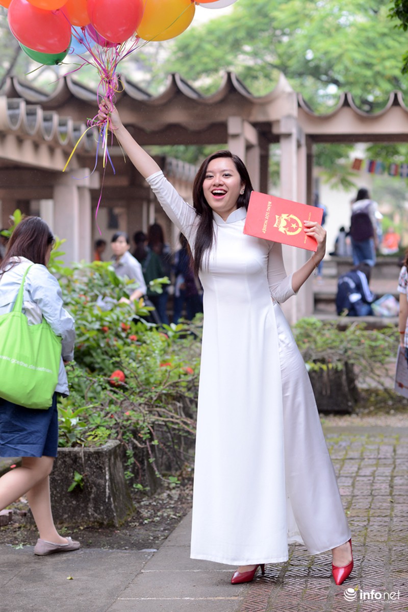 Học sinh cuối cấp tinh nghịch chụp ảnh kỷ yếu - ảnh 8