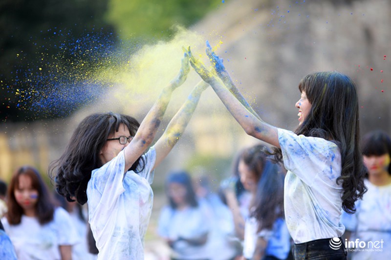 Mốt chụp ảnh kỷ yếu với bột mầu của học sinh Hà Nội - ảnh 4