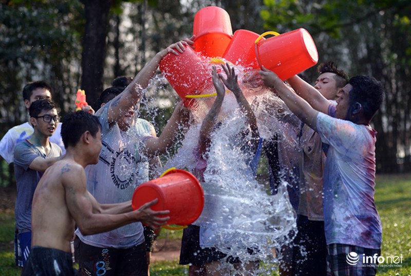 Mốt chụp ảnh kỷ yếu với bột mầu của học sinh Hà Nội - ảnh 6