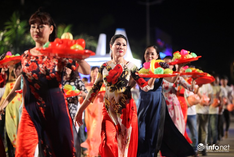 Rực rỡ đêm hội Carnaval Hạ Long 2015 với hơn 10.000 người có mặt - ảnh 9