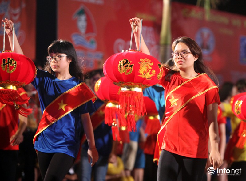 Rực rỡ đêm hội Carnaval Hạ Long 2015 với hơn 10.000 người có mặt - ảnh 11