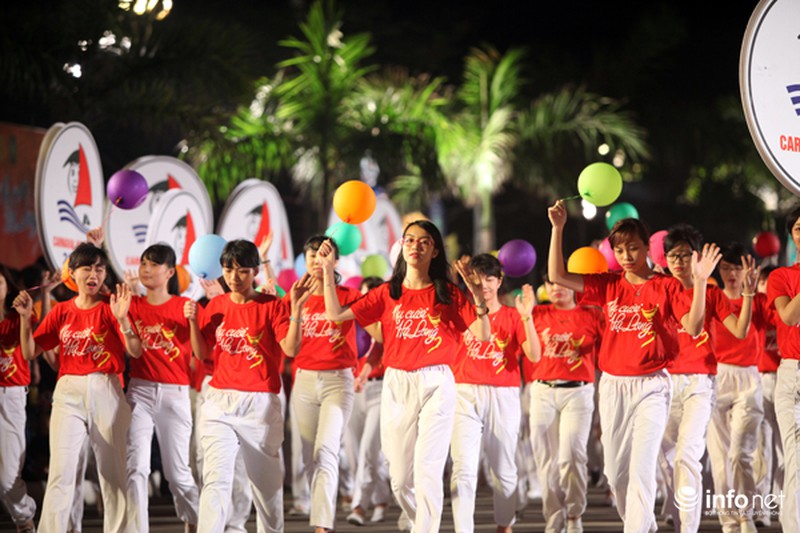 Rực rỡ đêm hội Carnaval Hạ Long 2015 với hơn 10.000 người có mặt - ảnh 12