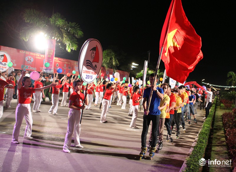 Rực rỡ đêm hội Carnaval Hạ Long 2015 với hơn 10.000 người có mặt - ảnh 14